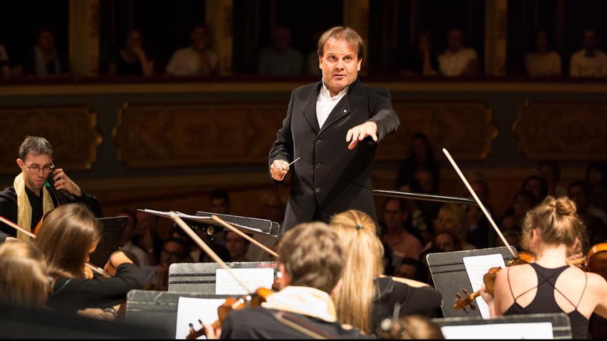 José Rafael Pascual-Vilaplana durante la dirección del concierto en La Fenice