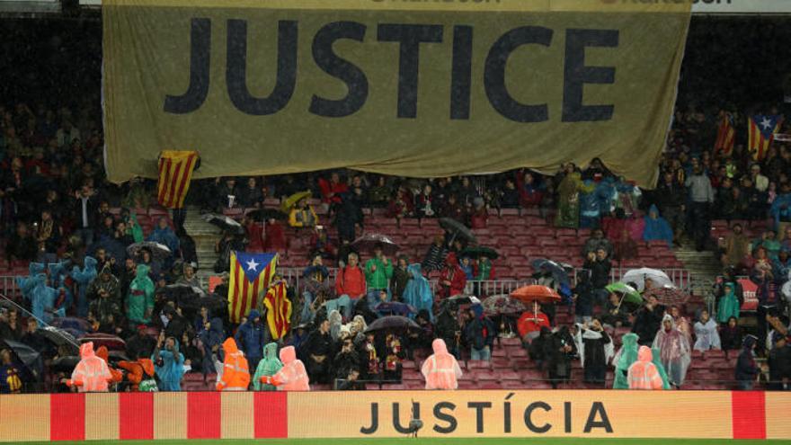 Una de las lonas desplegadas en el Camp Nou.