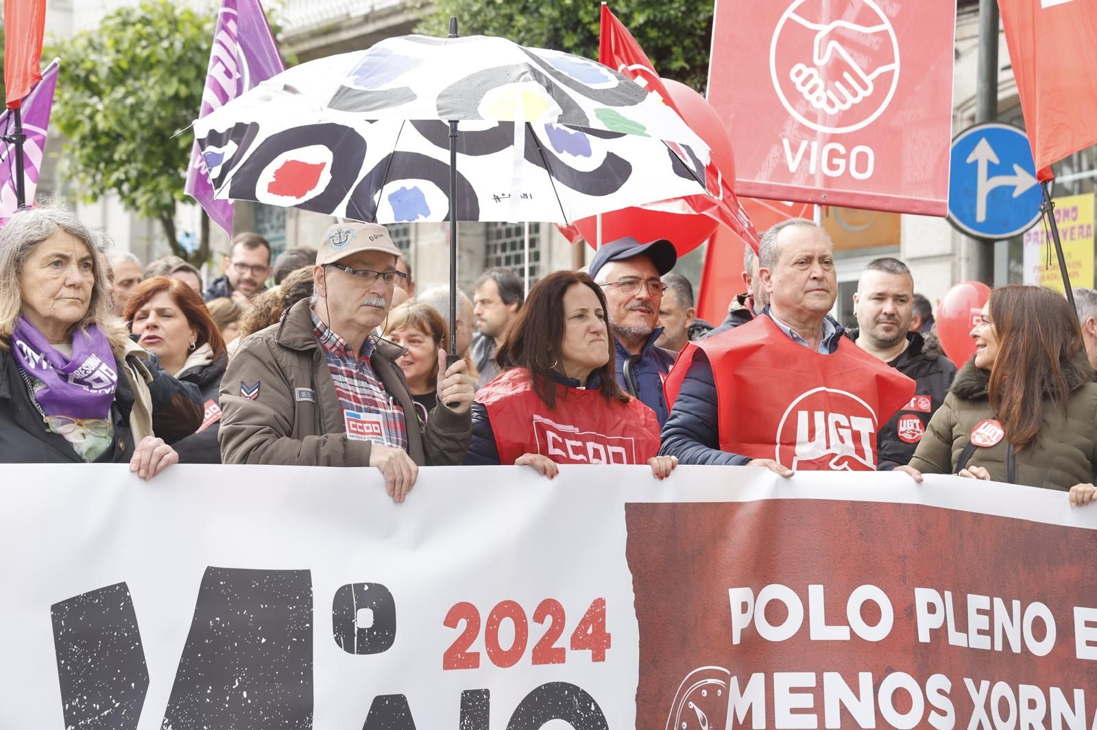 El Primero de Mayo resiste a la lluvia y marcha en Vigo por el pleno empleo