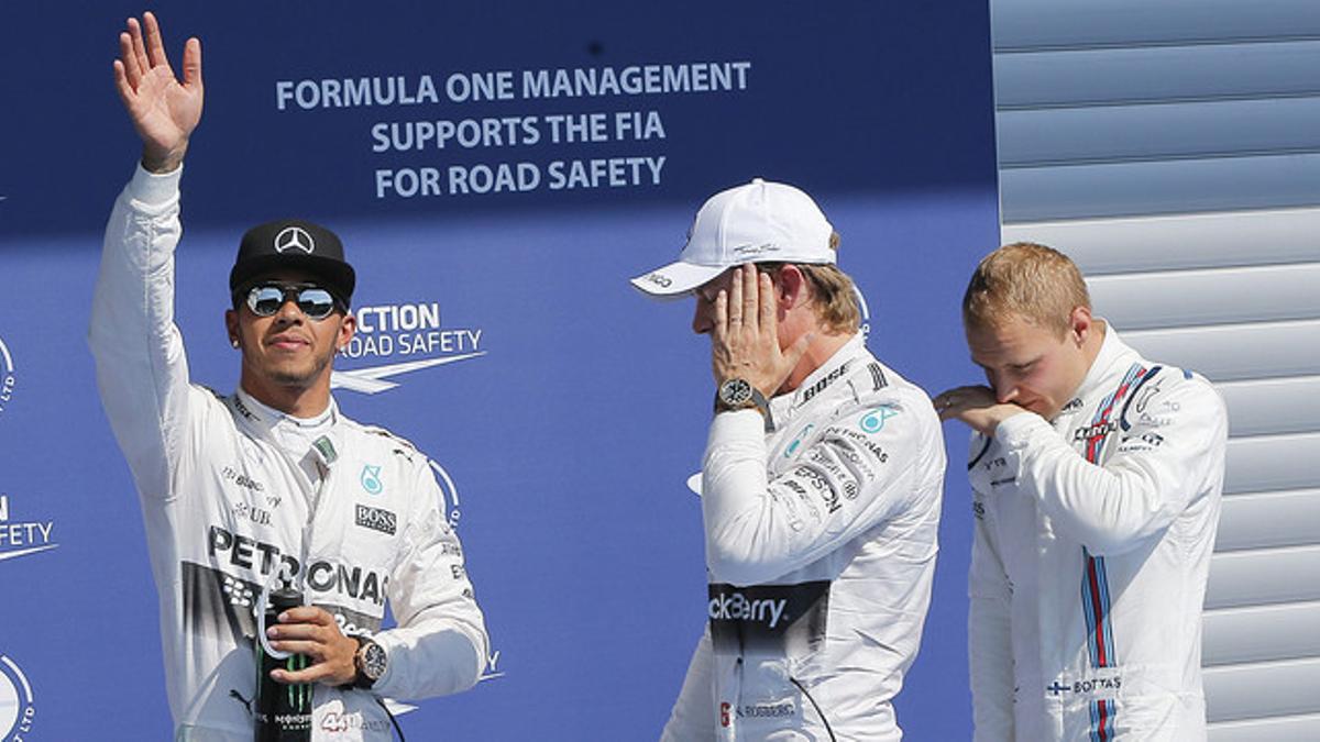 Lewis Hamilton, 'pole' en Spa, saluda a los aficionados junto a Nico Rosberg y Valtteri Bottas