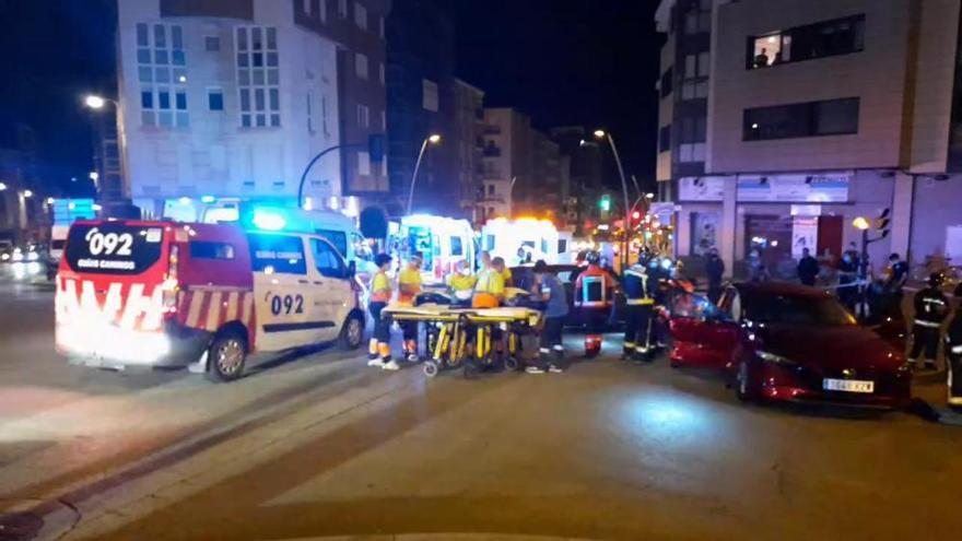 Aparatoso accidente entre dos coches en Gijón