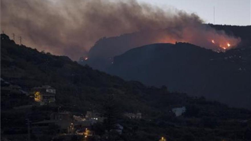 Cientos de evacuados en un incendio forestal en Gran Canaria