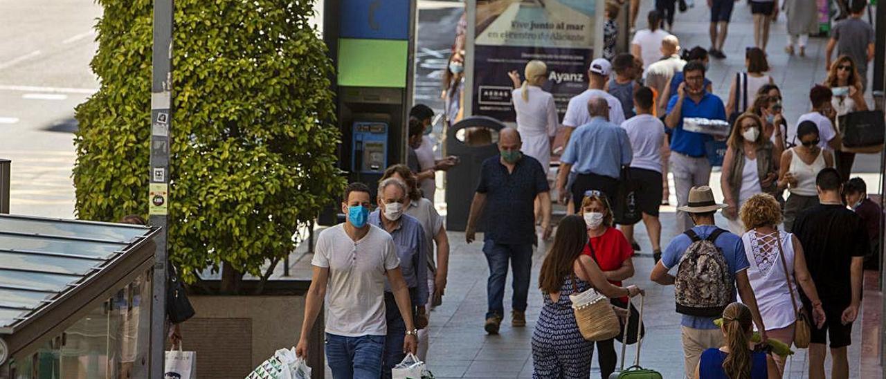 Muchas personas recorrieron ayer la avenida de Maisonnave en busca de las mejores ofertas.