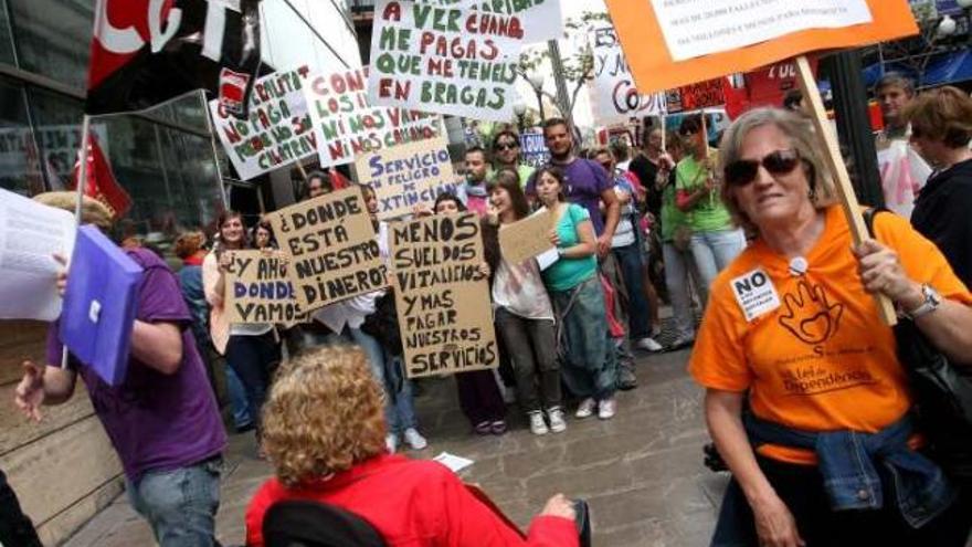 Un instante de la protesta del sector de la discapacidad y de menores, ayer en Alicante.