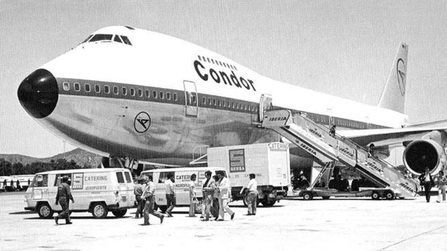 Arribada del primer Boeing 747, Jumbo, a l&#039;aeroport d&#039;Eivissa el maig de 1973.