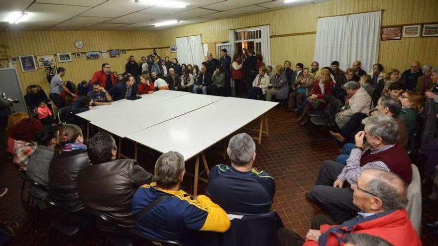 La casa parroquial de Placeres se llenó de vecinos para debatir la ubicación del campo de fútbol. // Gustavo Santos