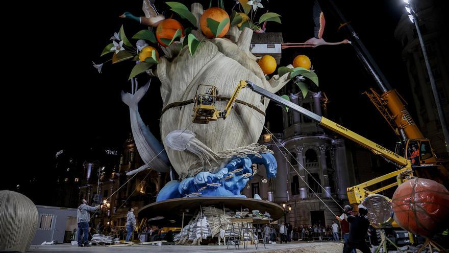 Coronación de la parte central de la falla grande de la plaza del Ayuntamiento de València, el pasado mes de marzo