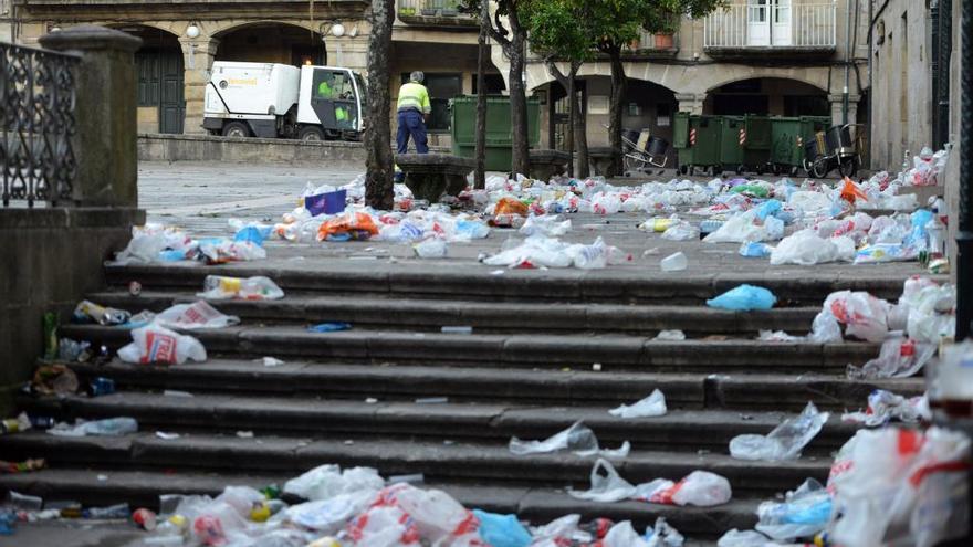 Basura acumulada en Pontevedra tras la primera noche de peñas, el pasado agosto.