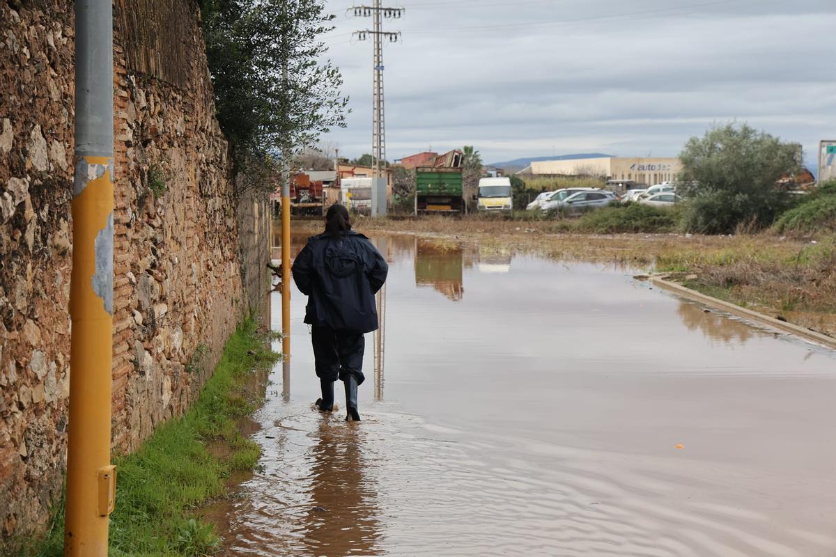 Vecinos de Cogullada limpian en barro de sus casas tras la inundación Vecinos de Cogullada limpian en barro de sus casas tras la inundación
