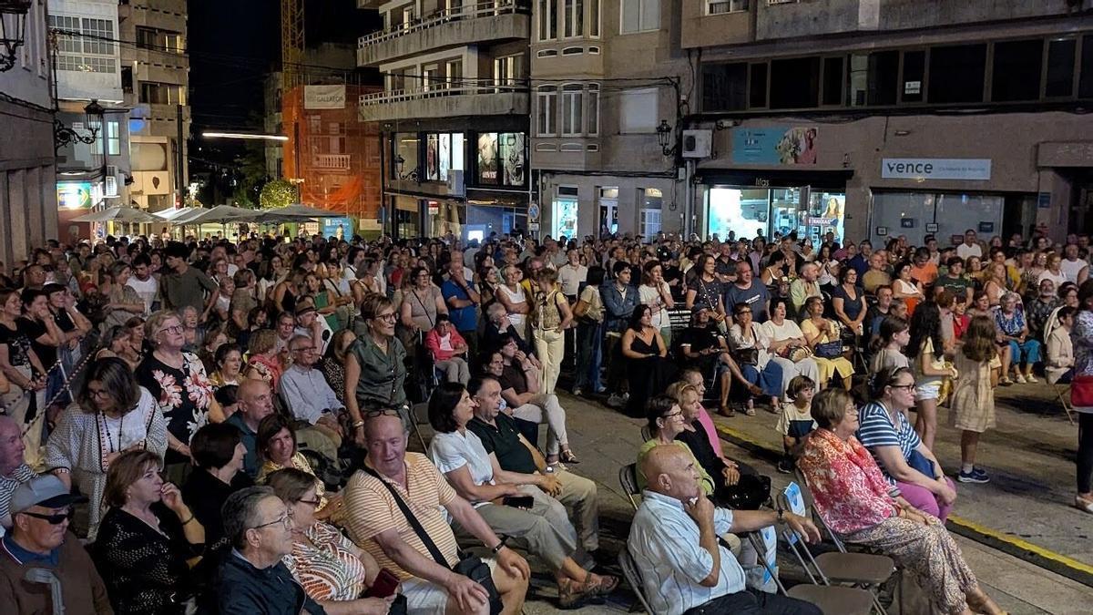 Público asistente a la pasada edición de O Gran Guateque en la Praza da Igrexa de Lalín.