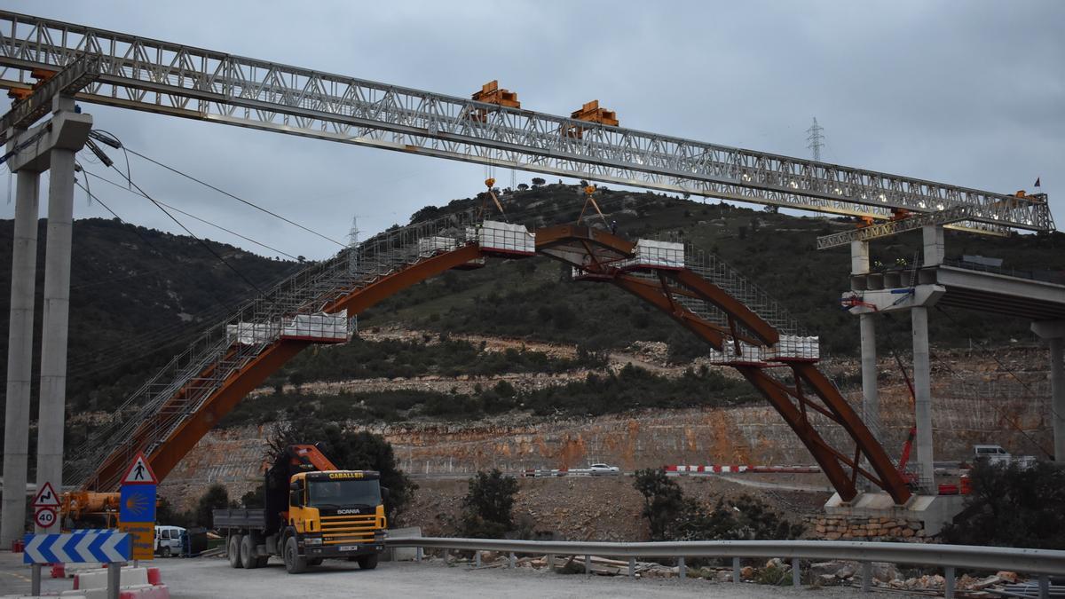 El remate del arco de acero del futuro viaducto sobre el barranco de la Bota es un momento simbólico que constata la recta final de las obras en la N-232.