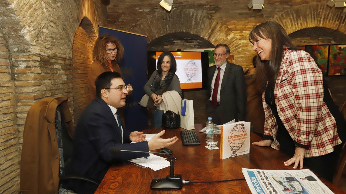 El doctor Vidal firma un ejemplar de su libro a la consejera de Sanidad del Gobierno de Aragón, Sira Repollés