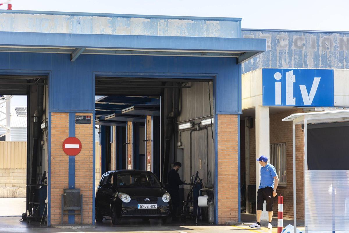 Un coche pasando la ITV en Vara de Quart, la pasada semana.