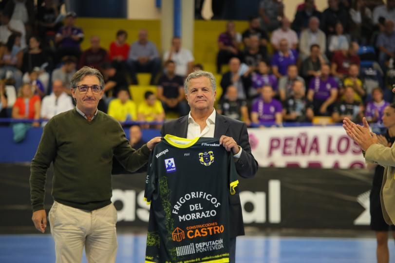 El presidente del Cangas, Alberto González, entrega una camiseta del Toño Plaza, exentrenador de Guadalajara y Frigoríficos. |  // S.M.