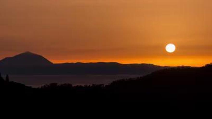 Puesta de Sol con calima desde el Mirador de los Poetas y Faro de los Alisios