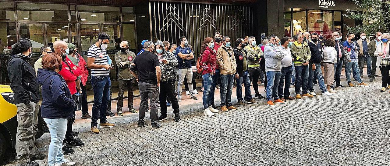 Protestas de trabajadores  del SPIF delante de la jefatura de Medio Rural en Ourense.  |  // I. OSORIO