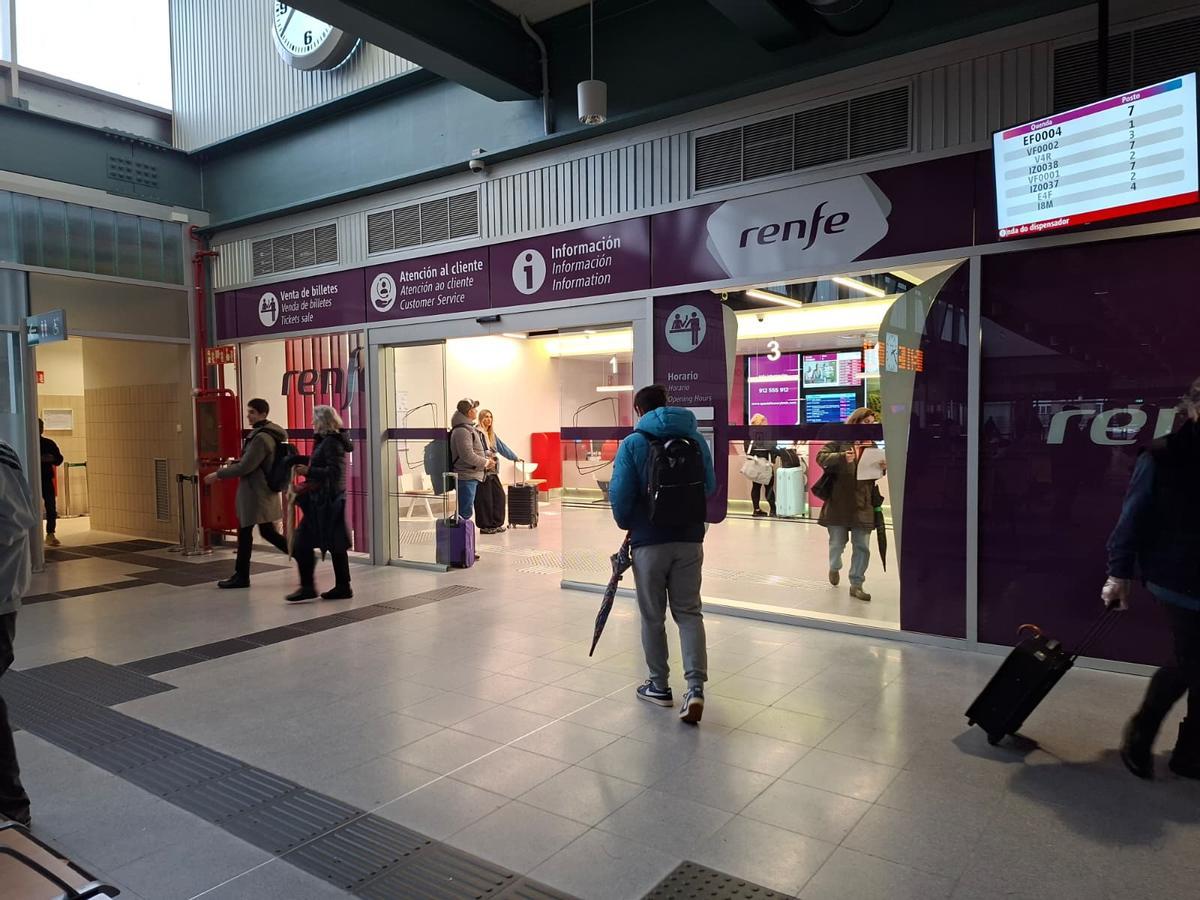 El puesto de información de Renfe en la estación Intermodal atendiendo a los afectados por la suspensión del servicio ferroviario este jueves entre Santiago y Vigo