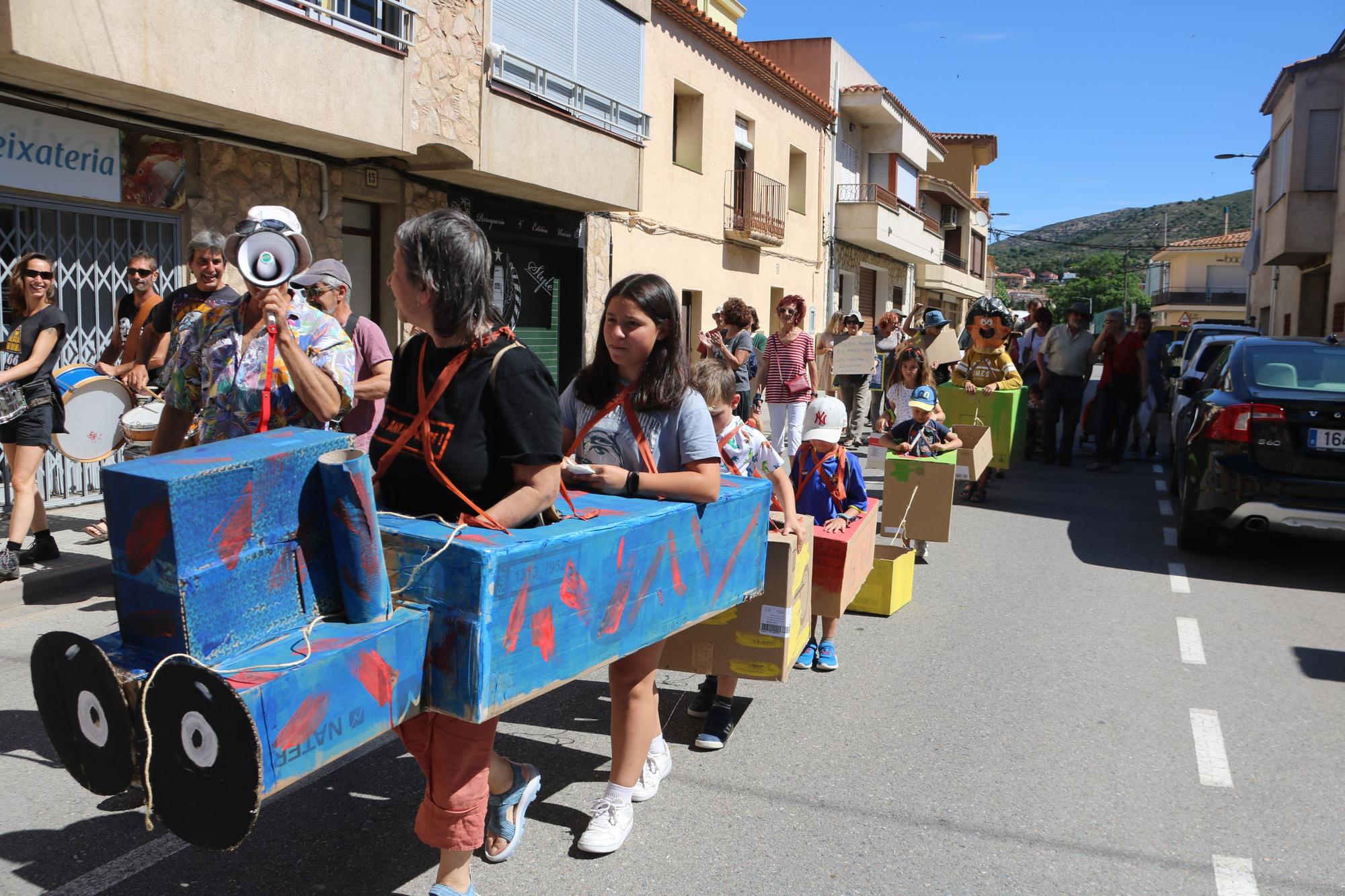 Els veïns de Vilajuïga es manifesten per mantenir el tren