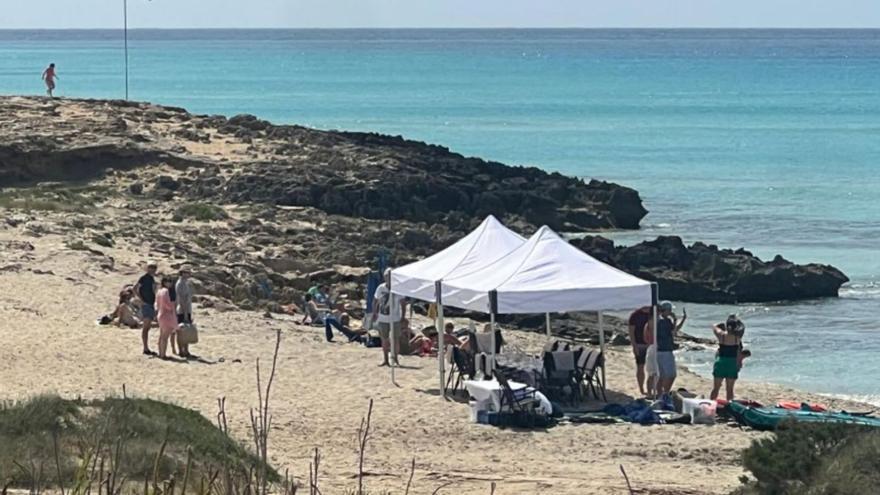 Detalle de las dos carpas instaladas en la playa de Migjorn. | D.I.