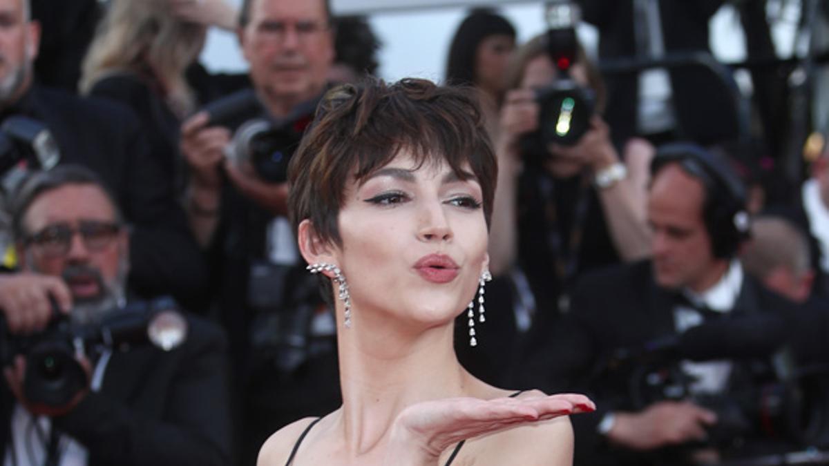 Detalle del escote en uve de Úrsula Corberó en el Festival de Cannes