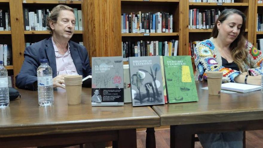 El escritor José Luis Melero visitó la biblioteca municipal. | SERVICIO ESPECIAL