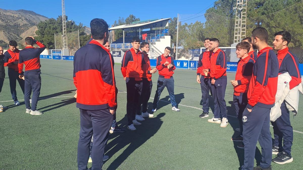 Jugadores de la UE Tavernes, antes de un partido de esta temporada