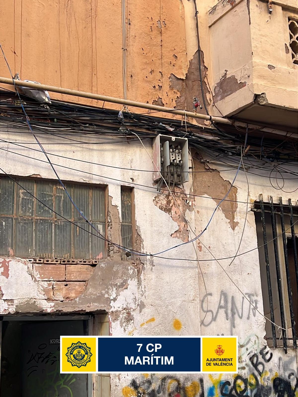 Enganches ilegales en la rel eléctrica de la calle.