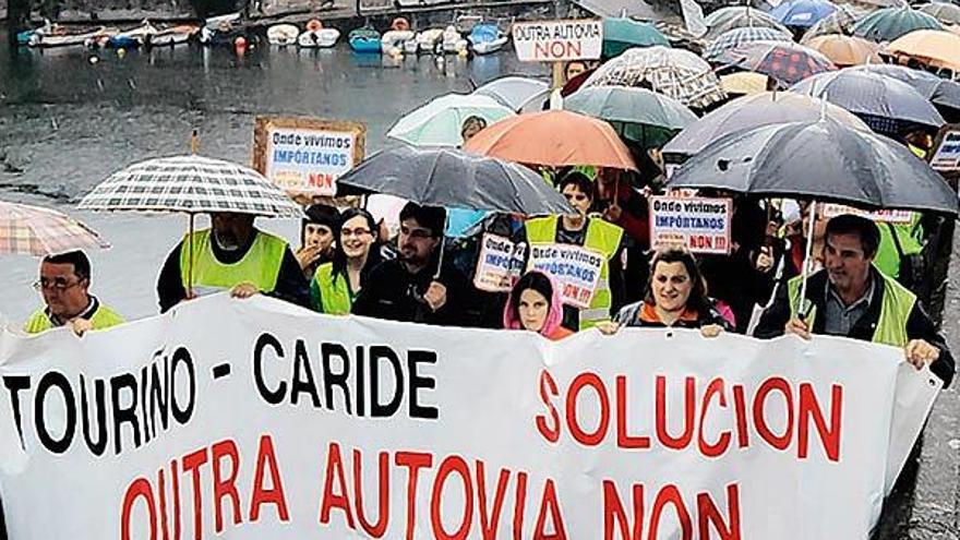 Una protesta de los afectados por el ramal de la A-57.