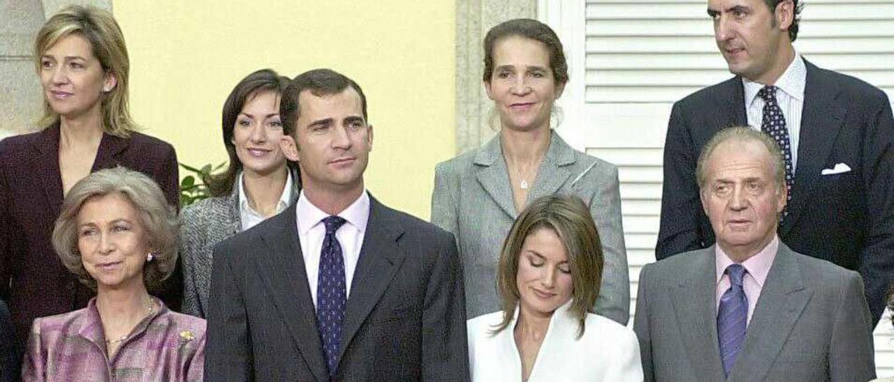 La futura reina Letizia junto al entonces príncipe de Asturias Felipe de Borbón, su familia y la Familia Real.