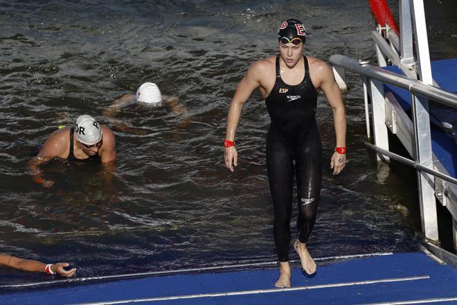 Ángela Martínez Guillén compite en la prueba de natación en aguas abiertas femenina en el río Sena, en el marco de los Juegos Olímpicos París 2024, este jueves, en la capital gala.