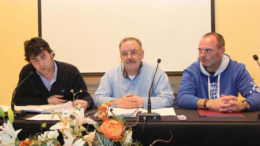 Mario Vázquez, Juan Fernández y Manuel Rodríguez, durante la asamblea celebrada en Cangas del Narcea.