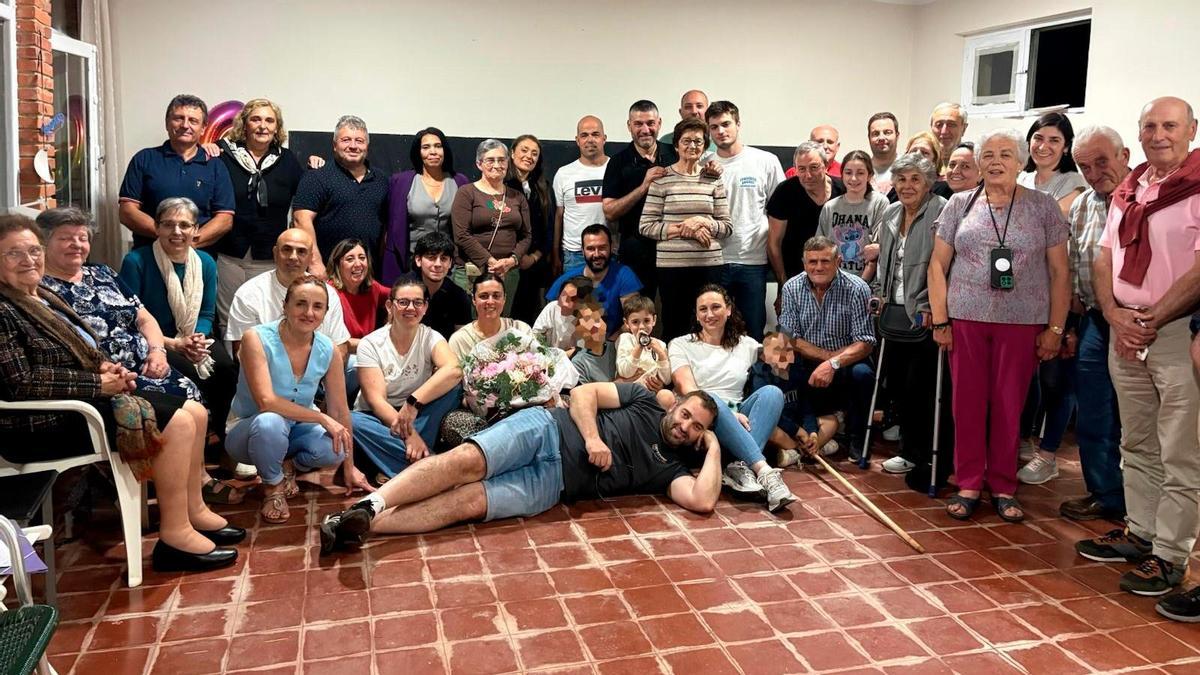 Los vecinos de Otero y La Sala, en Salas, en la inauguración del centro social.