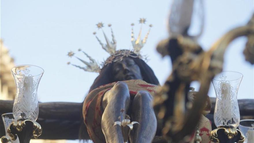 Una tarde primaveral envuelve a las cofradías el Lunes Santo