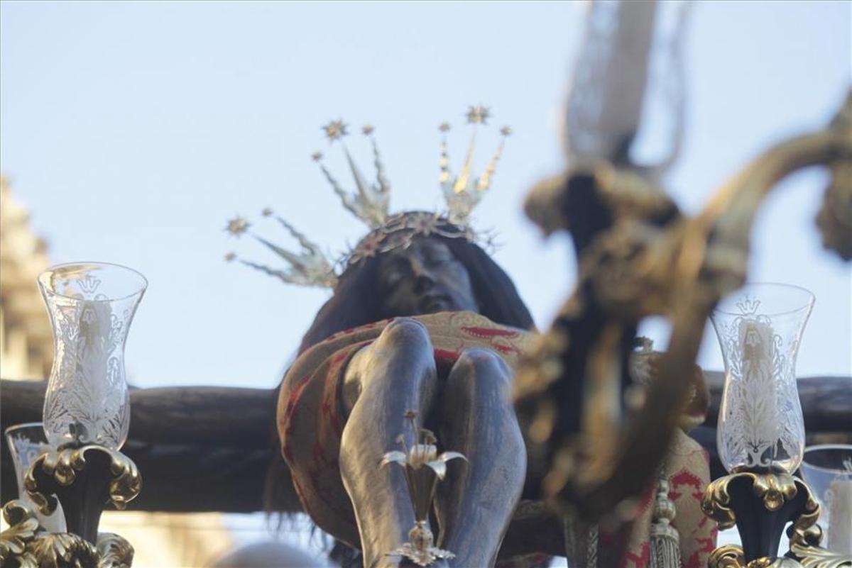 Una tarde primaveral envuelve a las cofradías el Lunes Santo