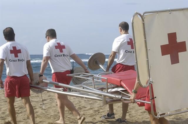 Equipo de Cruz Roja de la playa de Las Canteras