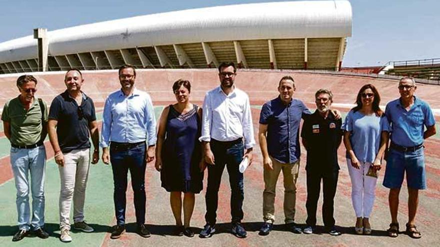 Grupo de autoridades que ayer visitó las instalaciones del velódromo de Son Moix.