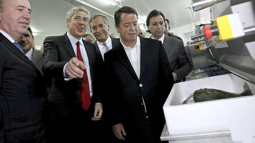 Fernández de Sousa, con el expresidente luso, José Sócrates, a su derecha, en la planta de Mira.