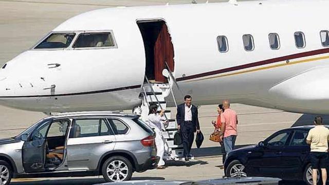 Carrero Nácar (bajando del avión) con su mujer (camisa naranja), ayer en Peinador.