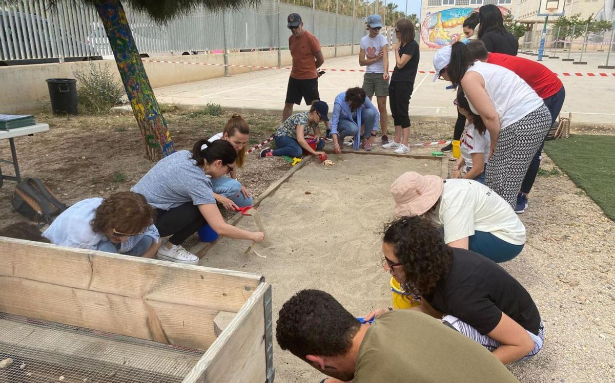 Alumnos y docentes en el «yacimiento arqueológico» permanente del CEIP El Recuerdo.