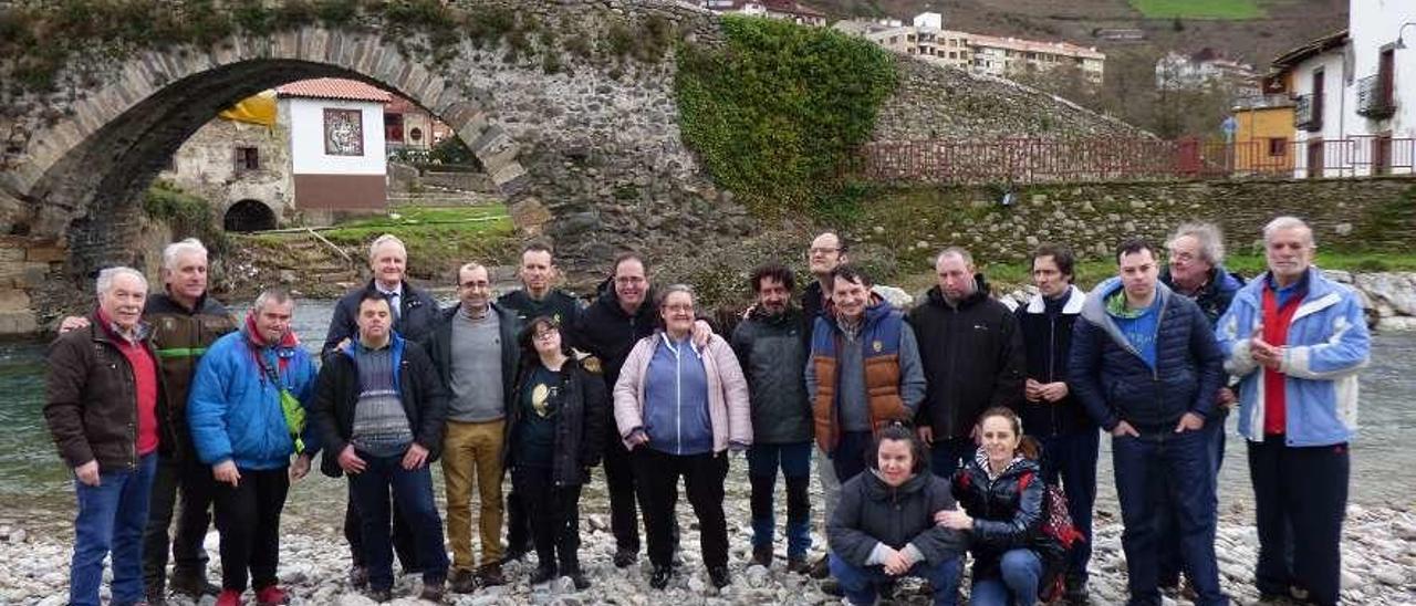 Los participantes en la suelta en el arenal del río.