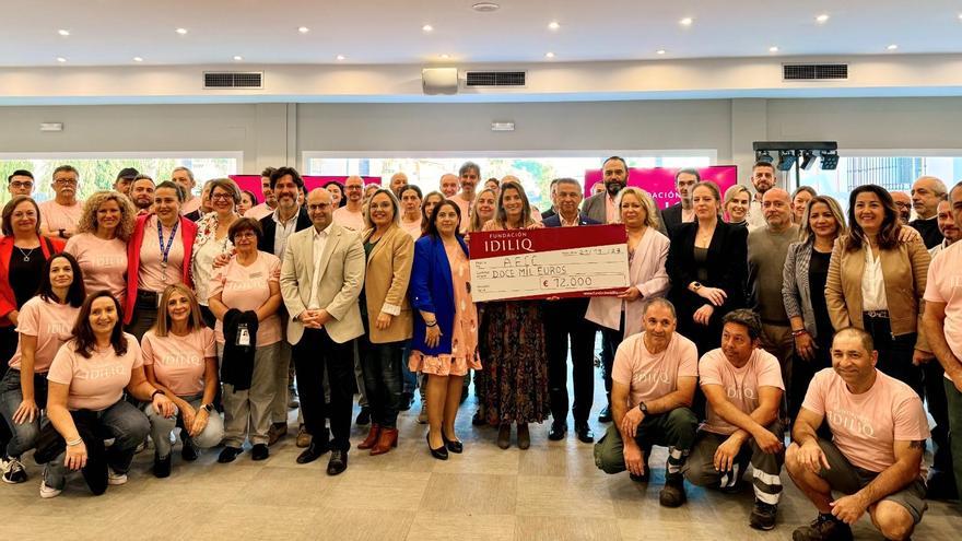 Empleados vestidos con las camisetas rosas de la Fundación Idiliq