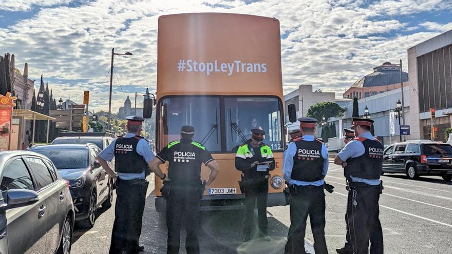 Els Mossos aturen a Barcelona el bus d&#039;Hazte Oír contra la llei trans