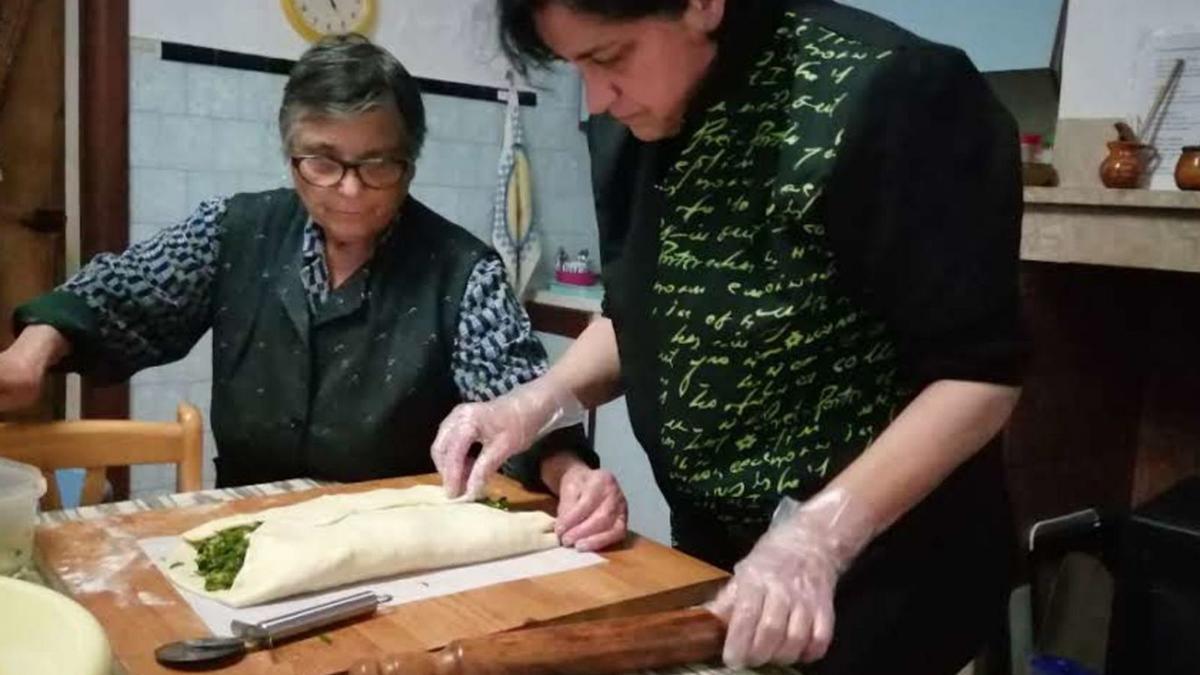 Magdalena Mir y su hija Xisca, preparando una ‘espinagada’. | MARGALIDA SOCIAS