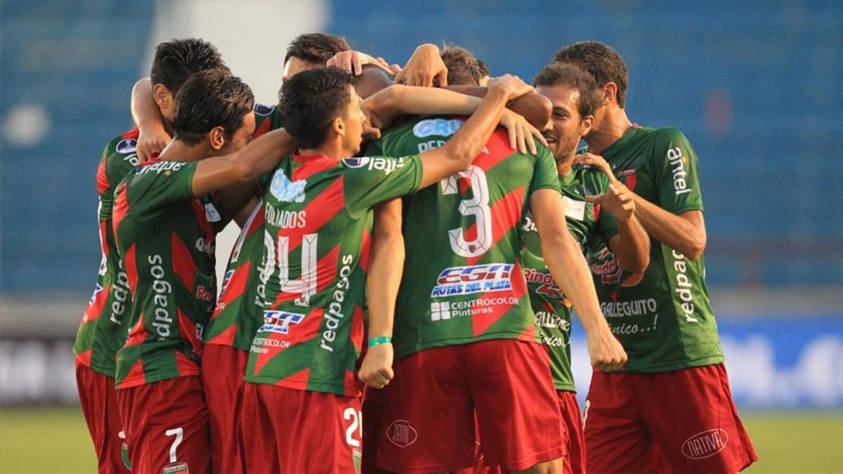 Jugadores del Boston River celebran un gol