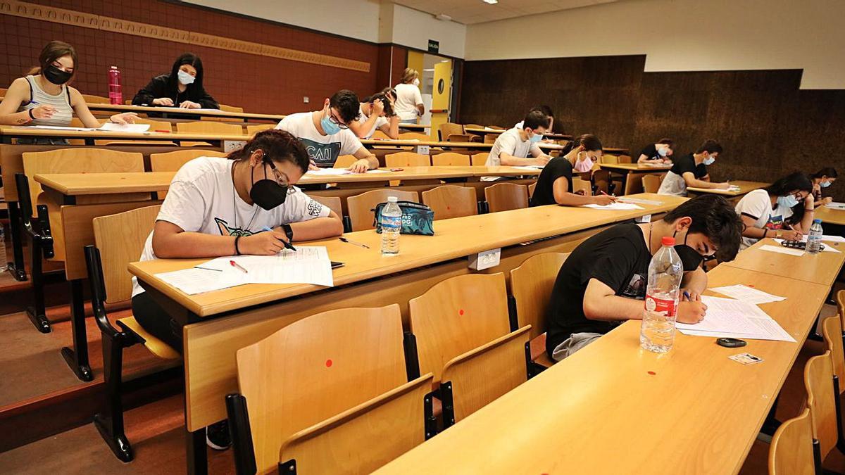 Alumnado durante las pruebas en la Universidad de Elche. | ANTONIO AMORÓS