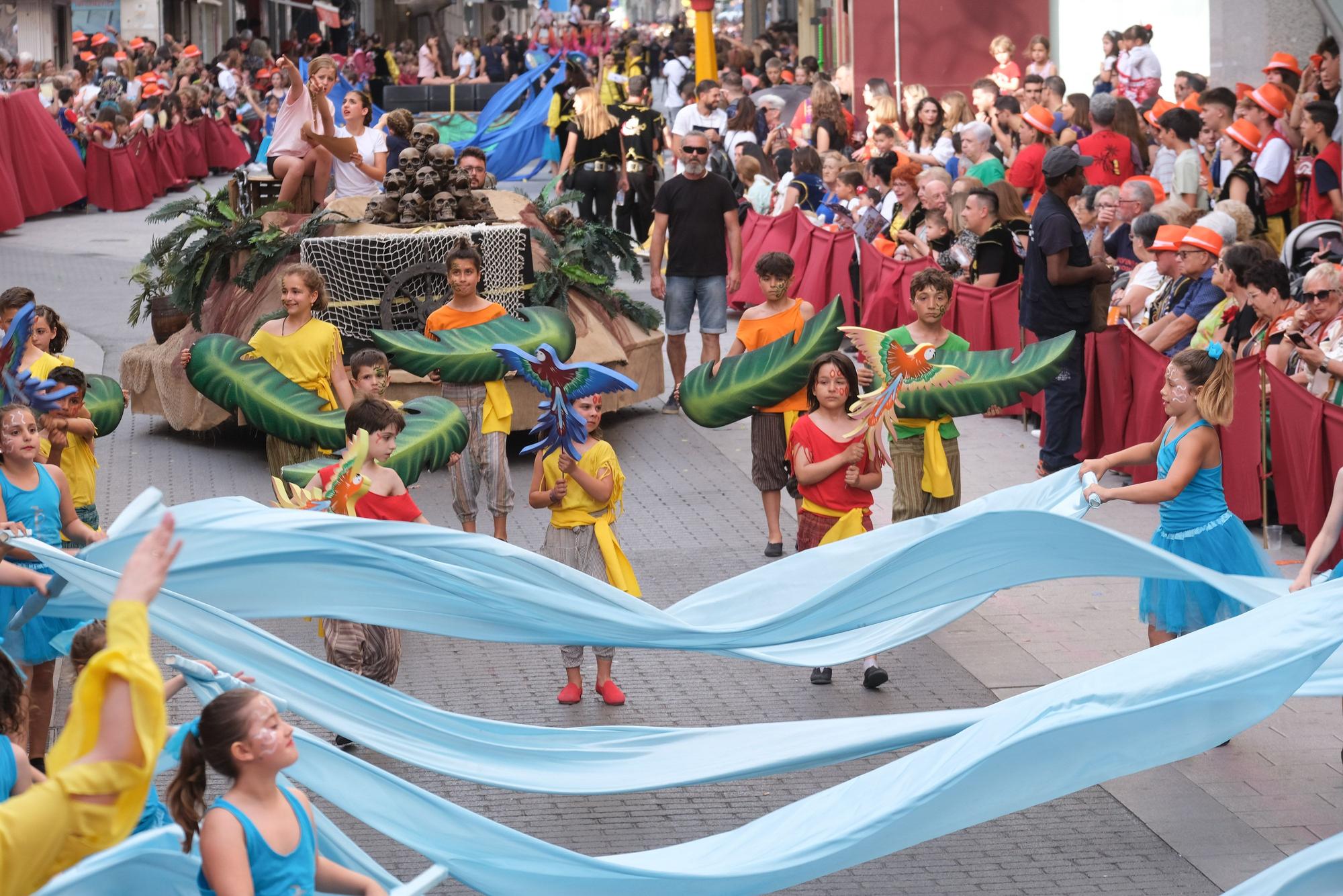 Genios y tesoros en el Desfile Infantil de Elda