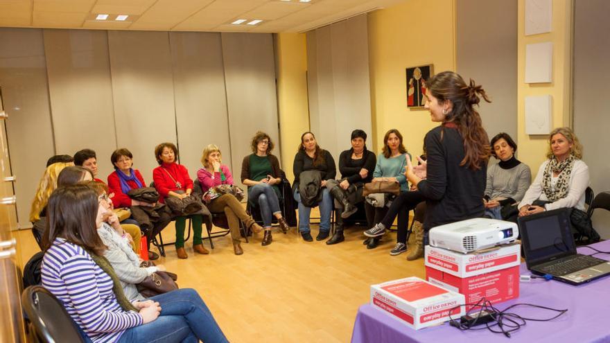 Mislata enseña a madres y padres a prevenir la violencia machista en adolescentes