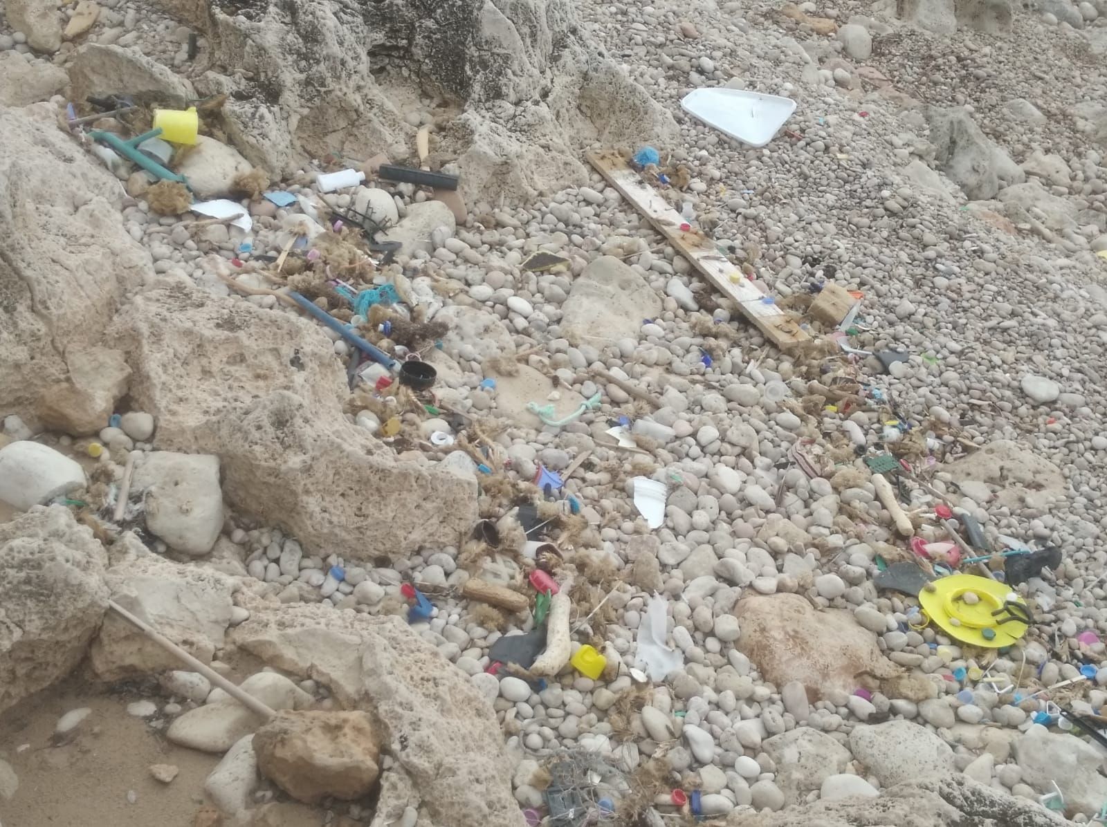 En la costa de Formentera hay más basura que nunca