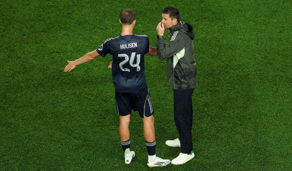 Xabi Alonso conversa con Dean Huijsen en un partido del Mundial de Clubes
