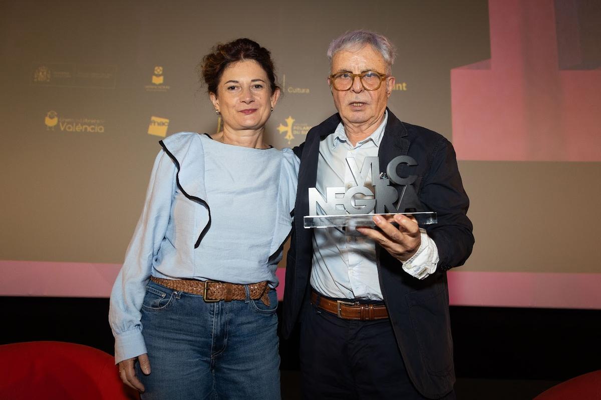 Victoria González Ledesma y Ferran Torrent, tras recibir el premio.